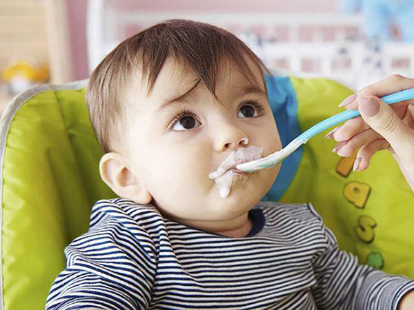 Bao nhiêu tháng tuổi thì nên cho bé ăn sữa chua?
